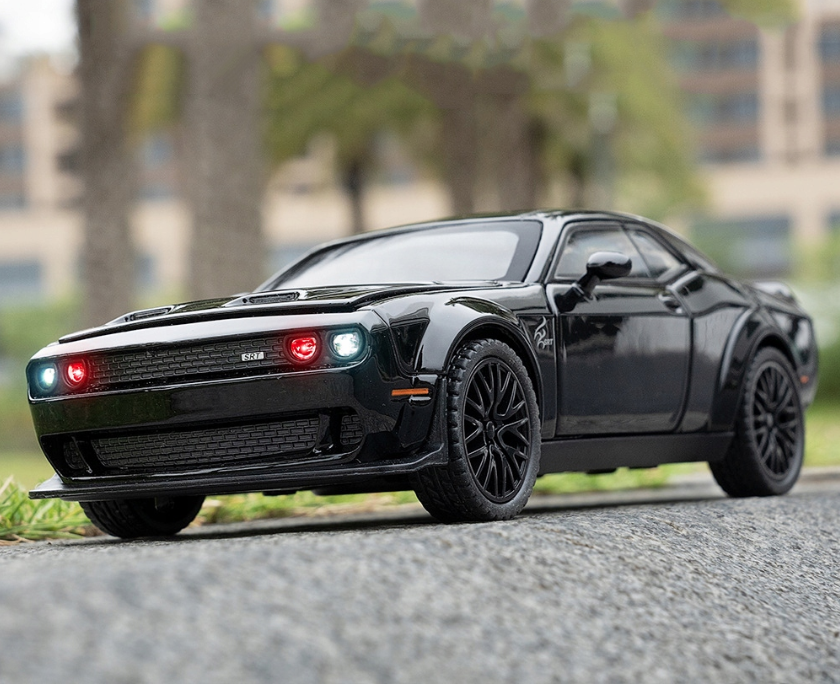 Model DODGE CHALLENGER 1:32 METALOWY | ŚWIATŁA LED, DŹWIĘK, NAPĘD, BATERIE